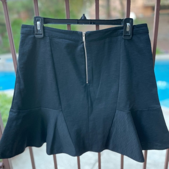 Banana Republic black mini skirt. 64% cotton, 31% nylon 5% spandex. Scallop hem. - Picture 2 of 4